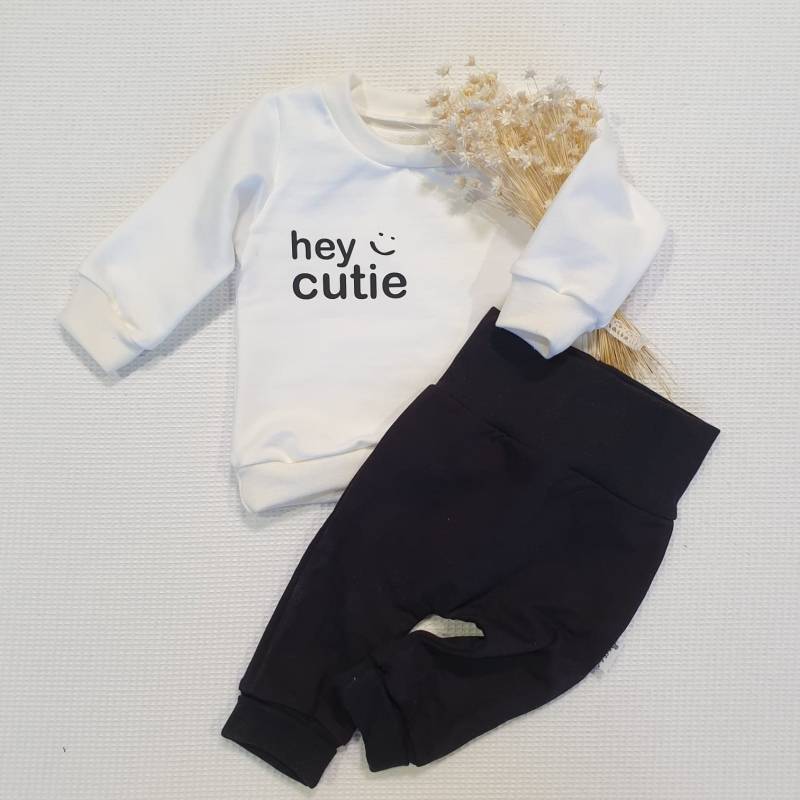Cremeweiss - Hey Cutie | Schwarz Sweater Und Jogging Pants Von Sharlene Babymodebabymode Handmade in Germany von SharleneBabymode