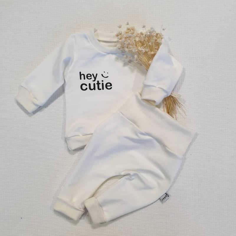 Cremeweiss - Hey Cutie | Schwarz Sweater Und Jogging Pants Von Sharlene Babymodebabymode Handmade in Germany Cremeweiss - Hey Cutie | Schwarz Sweater Und Jogging Pants Von Sharlene Babymodebabymode Handmade in Germany von SharleneBabymode