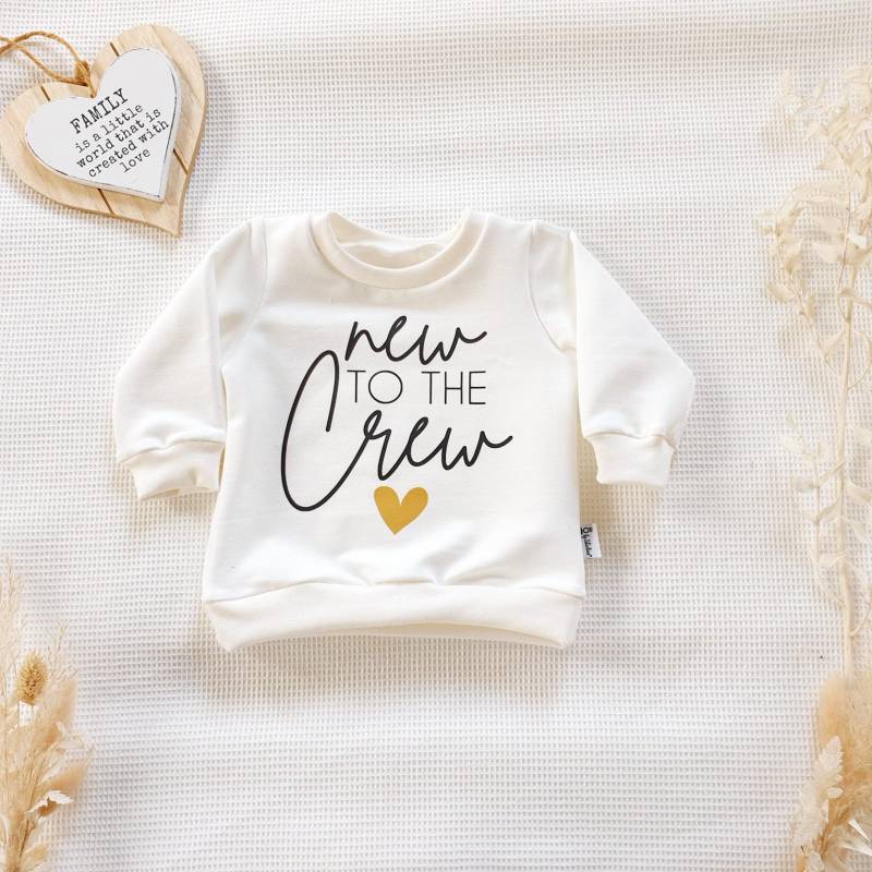Cremeweiss | Weiss - New To The Crew Mit Herz | Schwarz-Gold Sweater Von Sharlene Babymode Handmade in Germany Baby Pullover, Sweatshirt von SharleneBabymode