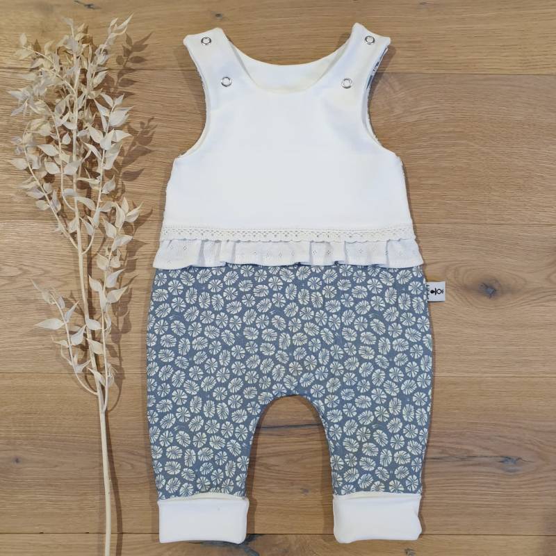 Koralle Hellblau | Weiss - Strampler Mit Rüschen Und Spitze | Lochmuster Von Sharlene Babymode Handmade Einteiler Overall Strampelanzug von SharleneBabymode