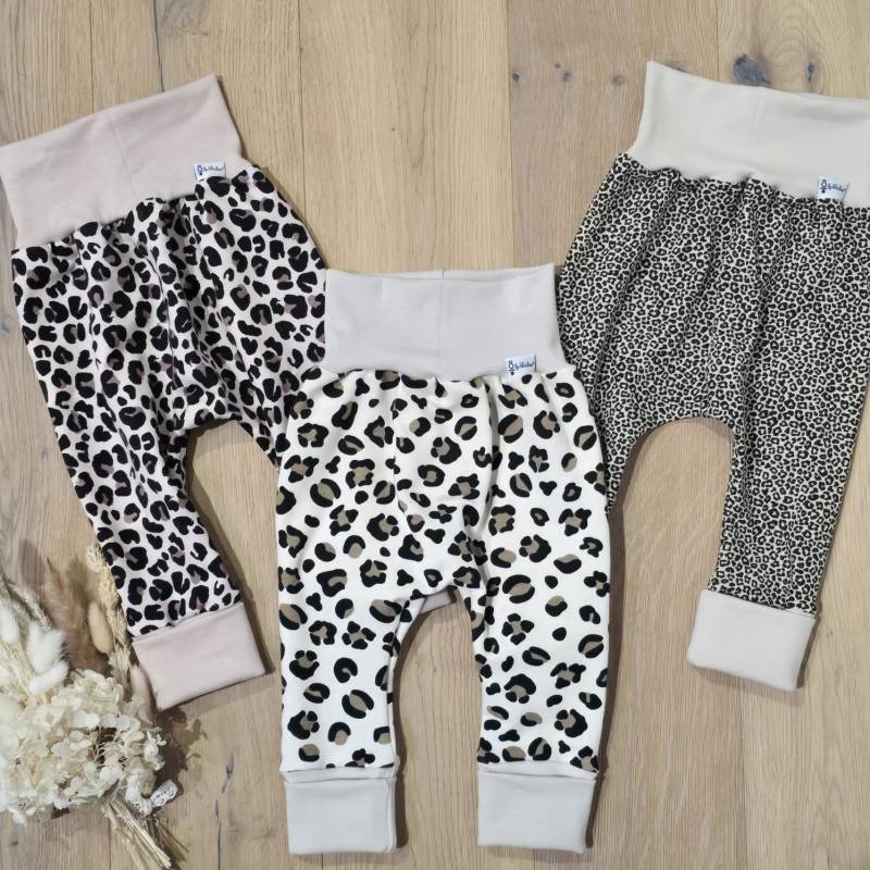 Leo Love Mitwachshose - Verschiedene Designs Von Sharlene Babymode Handmade in Germany Baby Hose Kinderhose Leo Love Mitwachshose - Verschiedene Designs Von Sharlene Babymode Handmade in Germany Baby Hose Kinderhose von SharleneBabymode