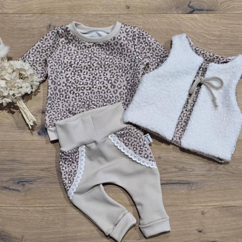 Leo Set - Beige Sweater, Kuschelweste Und Creme Jogger Mit Aplikation+Spitze Handmade Von Sharlene Babymode von SharleneBabymode