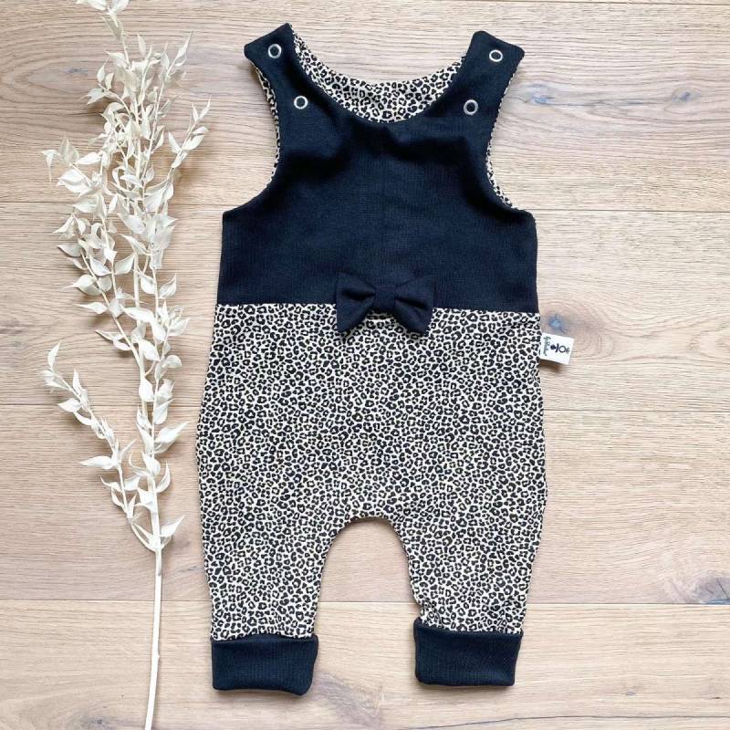 Mini Leo Muster | Schwarz - Strampler Mit Schleife Von Sharlene Babymode Handmade in Germany Einteiler Overall von SharleneBabymode