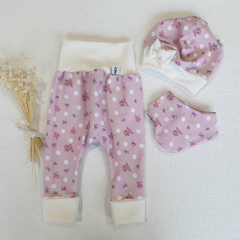 Punkte Schleifen Rose | Weiss - Hose, Mütze, Halstuch Von Sharlene Babymode Handmade in Germany Baby Lätzchen, Beanie von SharleneBabymode