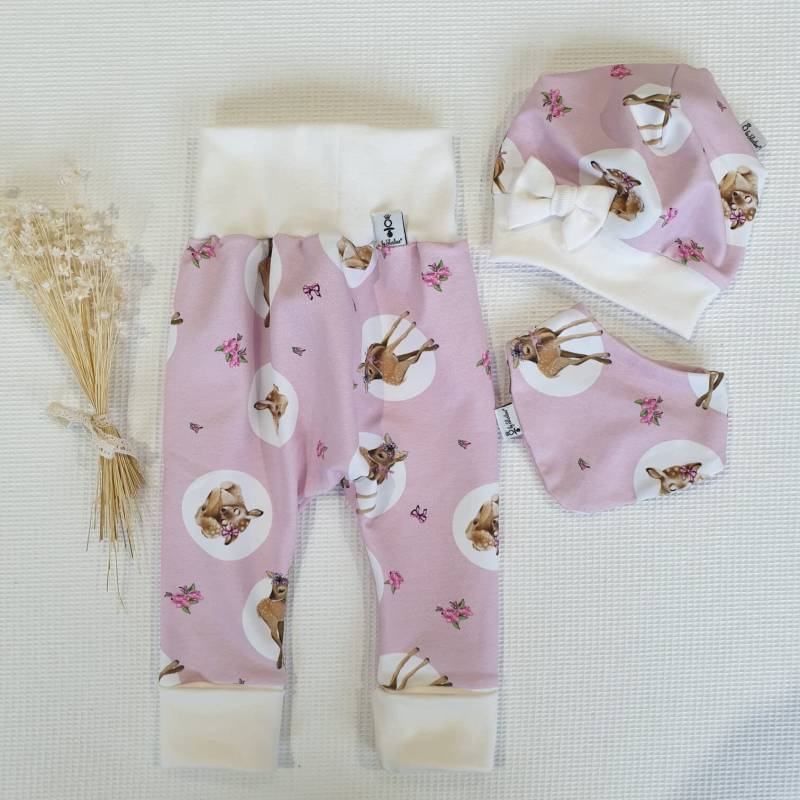 Rehe Rose | Weiss - Hose, Mütze, Halstuch Von Sharlene Babymode Handmade in Germany Baby Lätzchen, Beanie von SharleneBabymode