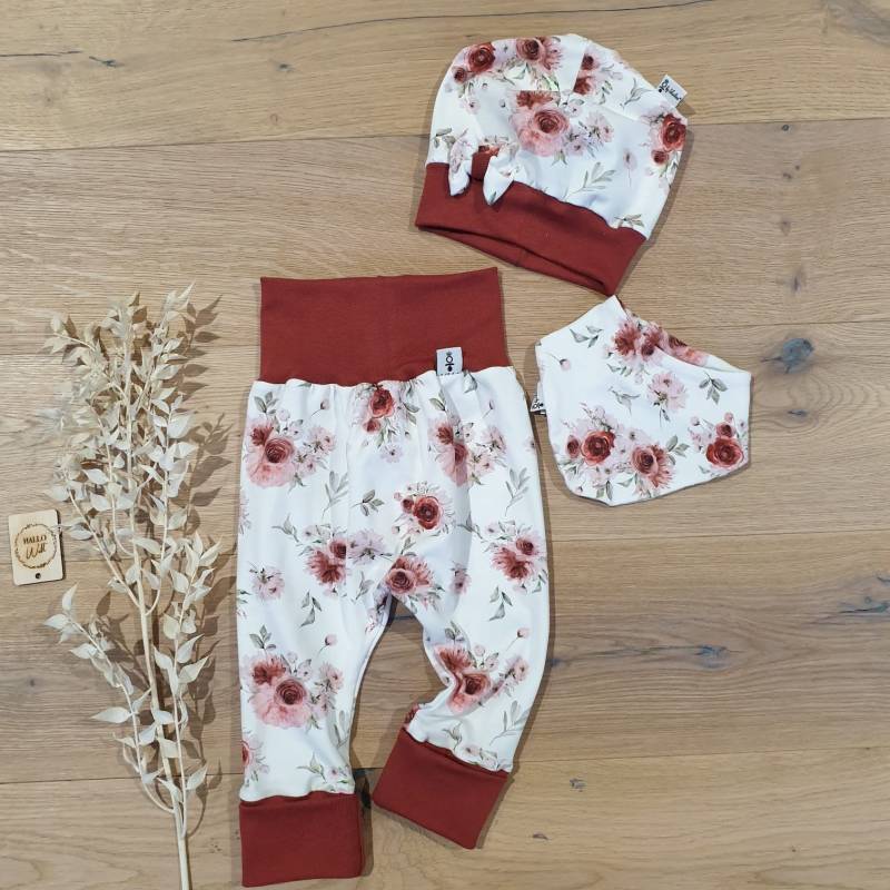 Roses Weiss | Terra - Mitwachshose, Schleifenmütze | Schleife Roses, Halstuch Von Sharlene Babymode Handmade in Germany Baby Hose, Set von SharleneBabymode