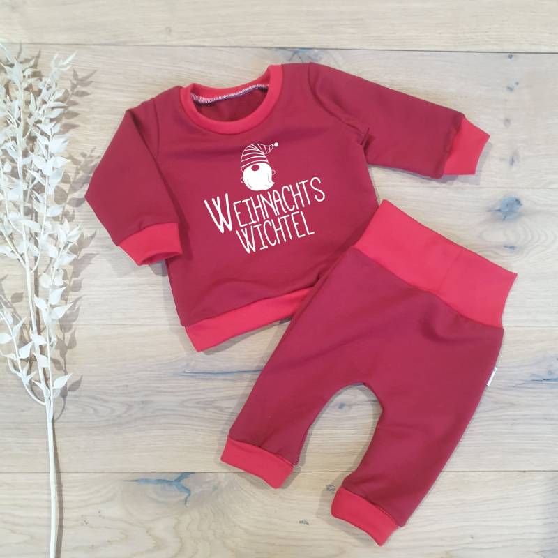 Rot - Weihnachtswichtel | Weiss Sweater Und Jogging Pants Von Sharlene Babymodebabymode Handmade in Germany Rot - Weihnachtswichtel | Weiss Sweater Und Jogging Pants Von Sharlene Babymodebabymode Handmade in Germany von SharleneBabymode