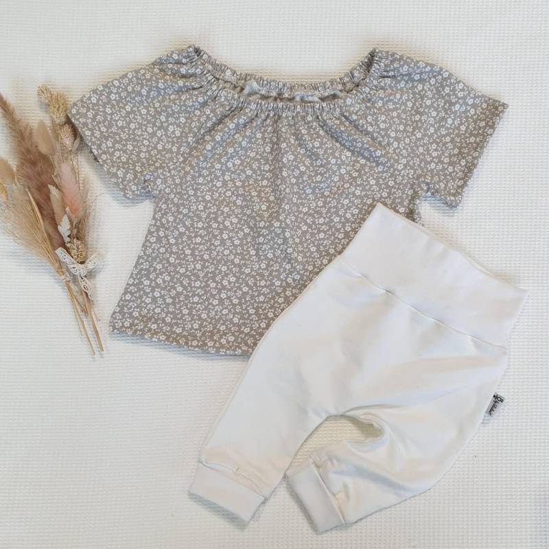 Set - Beige Blümchen Bluse Lang- Oder Kurzarm Mit Jogger Pants | Cremeweiss Von Sharlene Babymode Handmade in Germany Set - Beige Blümchen Bluse Lang- Oder Kurzarm Mit Jogger Pants | Cremeweiss Von Sharlene Babymode Handmade in Germany von SharleneBabymode