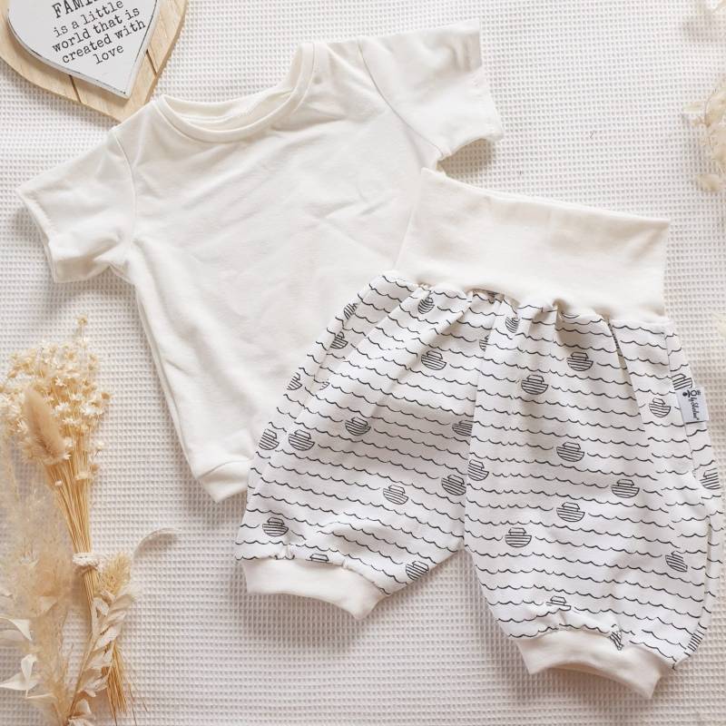 Set - Cremeweiss Shirt Und Kurze Mitwachshose Boote | Weiss Von Sharlene Babymode Set Pullover Hose Für Dein Baby von SharleneBabymode