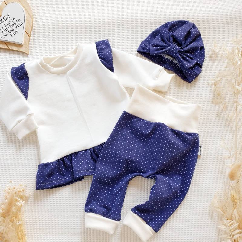 Set - Cremeweiß Sweater Mit Rüschenarm Und Volant | Lila Punkte + Lila Punkte | Weiß Jogging Pants & Turban Handmade Von Sharlene Babymode von SharleneBabymode