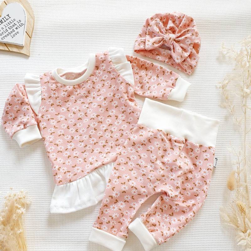 Set - Lachs Blümchen | Weiss Sweater Mit Rüschenarm Und Volant Weiss, Jogging Pants& Turban Mütze Handmade Von Sharlene Babymode von SharleneBabymode