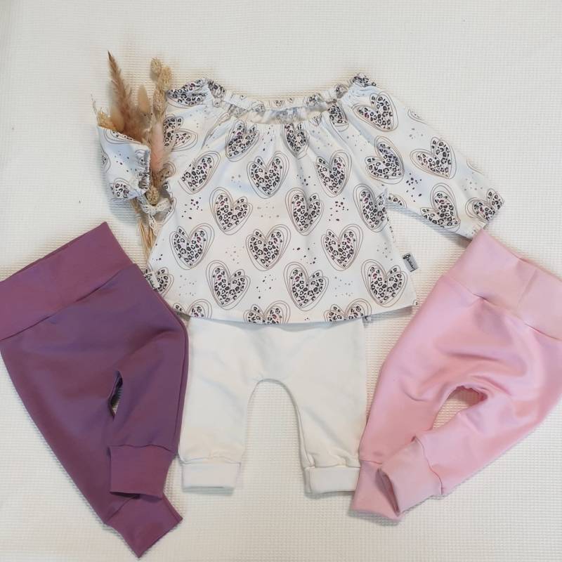 Set - Leo Herz Bluse Lang- Oder Kurzarm Mit Jogger Pants | Farbe Wählbar Von Sharlene Babymode Handmade in Germany Set - Leo Herz Bluse Lang- Oder Kurzarm Mit Jogger Pants | Farbe Wählbar Von Sharlene Babymode Handmade in Germany von SharleneBabymode