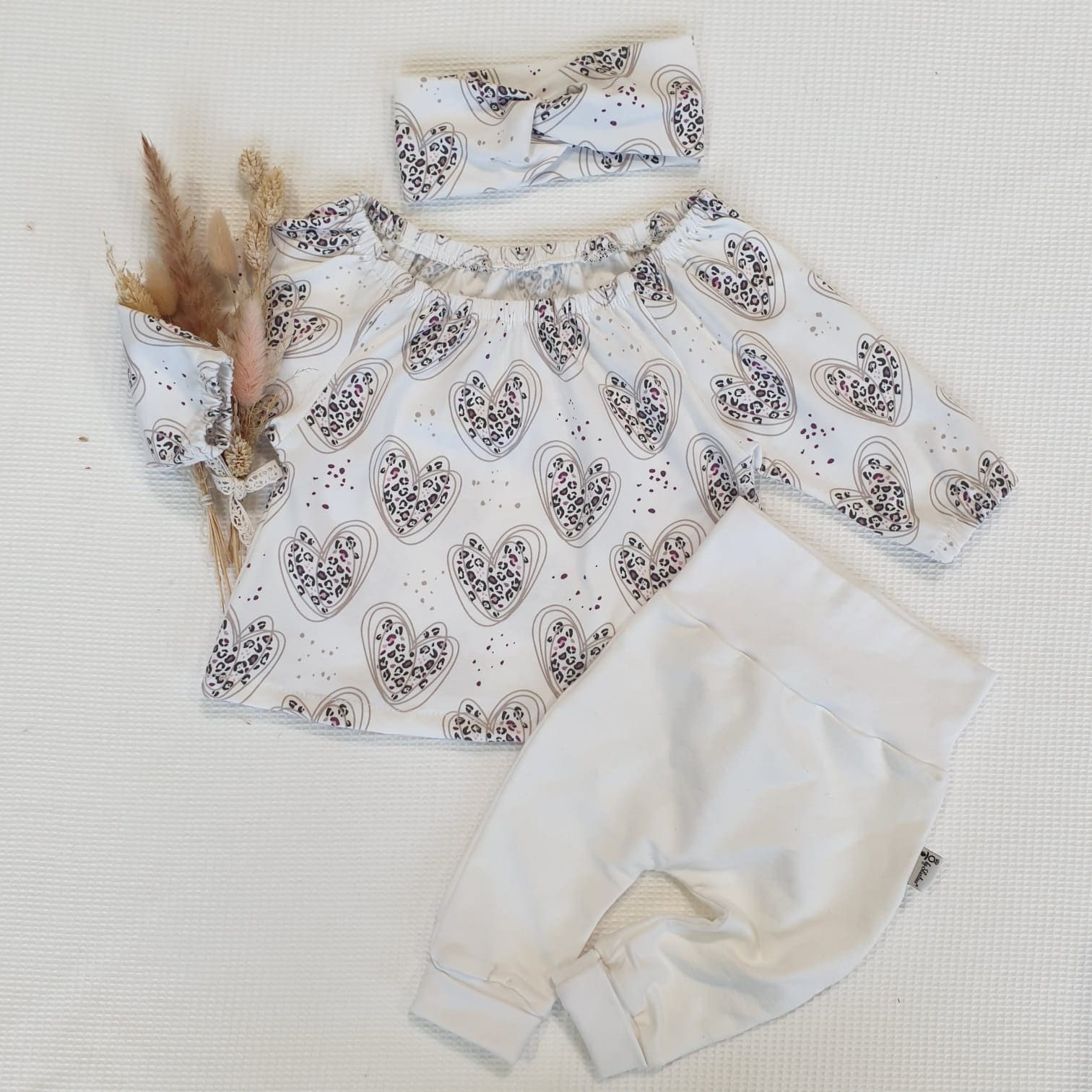 Set - Leo Herz Bluse Lang- Oder Kurzarm Mit Stirnband Und Jogger Pants | Cremeweiss Von Sharlene Babymode Handmade in Germany Set - Leo Herz Bluse Lang- Oder Kurzarm Mit Stirnband Und Jogger Pants | Cremeweiss Von Sharlene Babymode Handmade in Germany von SharleneBabymode