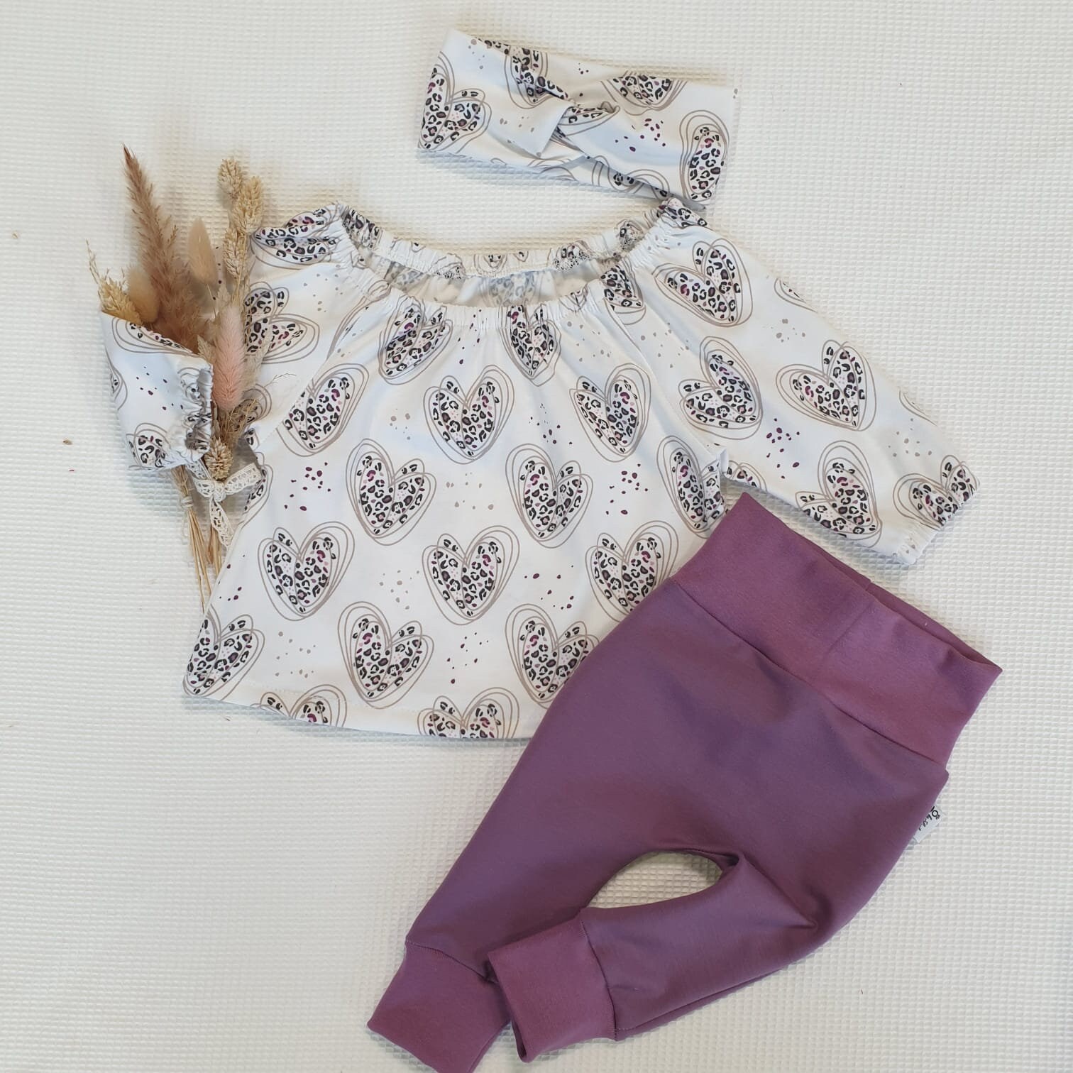 Set - Leo Herz Bluse Lang- Oder Kurzarm Mit Stirnband Und Jogger Pants | Lila Von Sharlene Babymode Handmade in Germany Set - Leo Herz Bluse Lang- Oder Kurzarm Mit Stirnband Und Jogger Pants | Lila Von Sharlene Babymode Handmade in Germany von SharleneBabymode