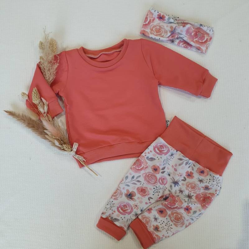 Set - Peach Sweater Und Rosen | Peach Jogging Pants Stirnband von SharleneBabymode