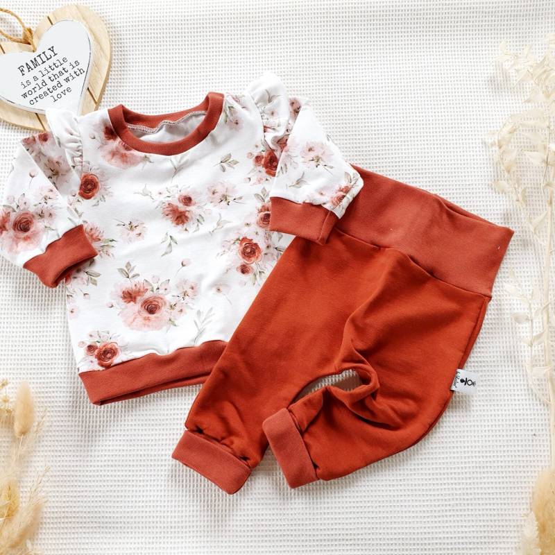 Set - Roses Weiss | Terra Sweater Mit Rüschen, Jogging Pants in Terra Handmade Von Sharlene Babymode von SharleneBabymode