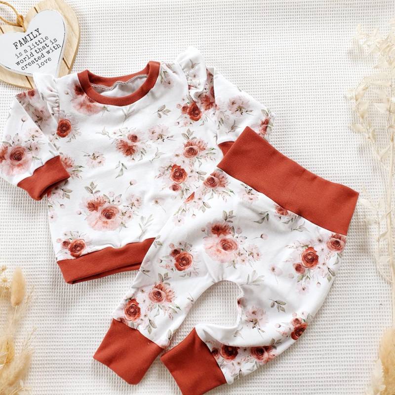 Set - Roses Weiss | Terra Sweater Mit Rüschen Und Jogging Pants Handmade Von Sharlene Babymode von SharleneBabymode