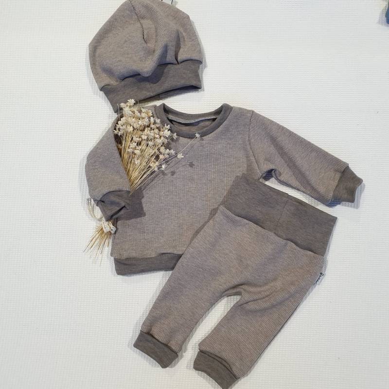 Set - Taupe Rip | Taupe Melange Sweater, Jogging Pants Und Mütze von SharleneBabymode