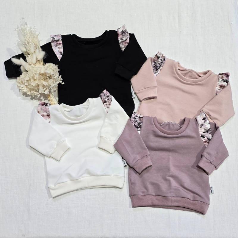 Sweater Mit Rüschenarm Altrose Blumen | Ribjersey - Verschiedene Farben Wählbar Von Sharlene Babymode Handmade Sweater Mit Rüschenarm Altrose Blumen | Ribjersey - Verschiedene Farben Wählbar Von Sharlene Babymode Handmade von SharleneBabymode