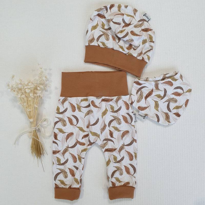 Weiss Federn | Caramel - Jogger, Mütze, Halstuch Von Sharlene Babymode Handmade in Germany Baby Hose, Lätzchen, Beanie von SharleneBabymode