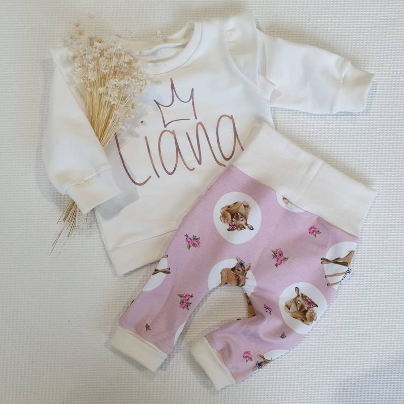 Weiss Mit Rüschenarm - Name & Krone | Rosegold Sweater Jogger in Rehe Rose | Weiss Von Sharlene Babymode Handmade Germany von SharleneBabymode