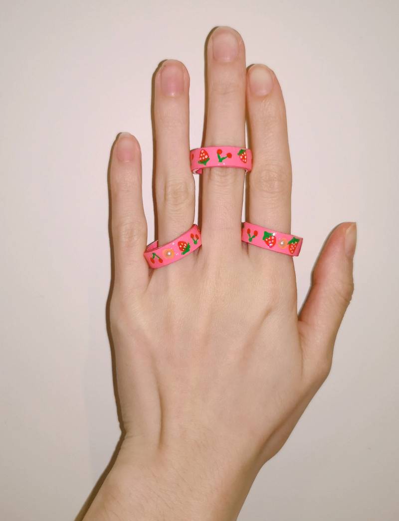 Erdbeer Und Kirsche Ton Ringe | Niedliches |Lufttrocknendes Modelliermasse|Handarbeit|Handarbeit|Geschenk Polymer Clay Statement Ring Geschenk Kawaii von SharonLDesignStudio