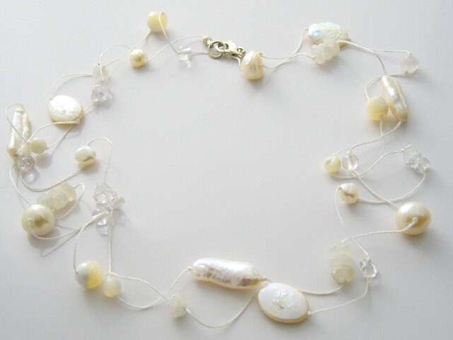 Natürliche Perlen, Regenbogen Mondstein, Klarer Quarz, Perlmutt Sterling Halskette von SharonMJewelry