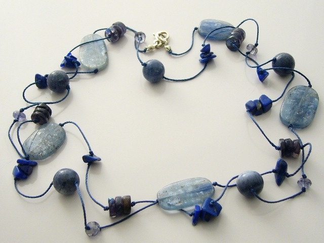 Natürlicher Kyanit, Lapis, Blauer Labradorit, Iolith, Blaue Schwammkoralle Sterling Halskette von SharonMJewelry