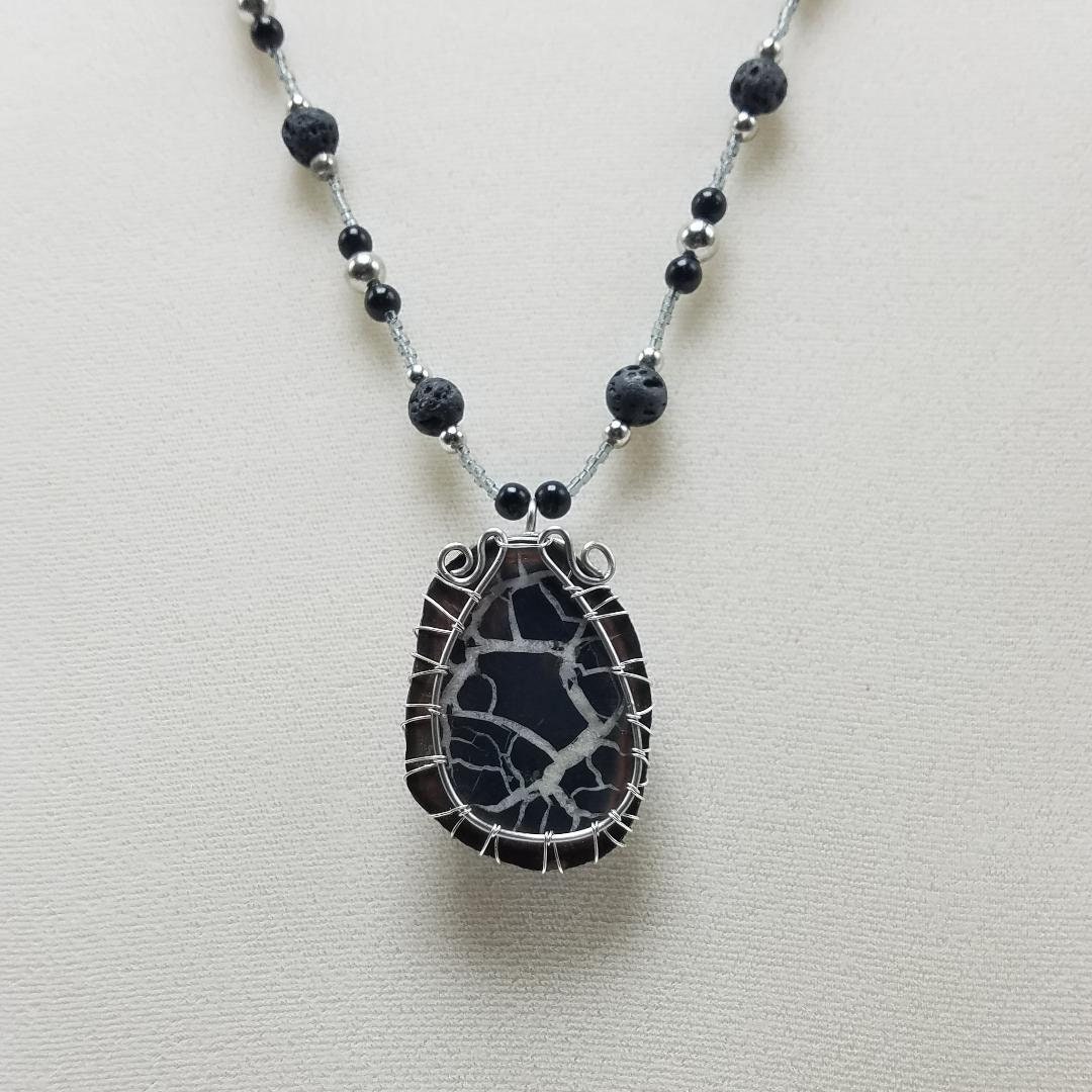 Septarian Fossil Draht Gewickelt Anhänger Halskette/Lava Rock Perlen Glas Und Metall Haken Verschluss Septarian Fossil Draht Gewickelt Anhänger Halskette/Lava Rock Perlen Glas Und Metall Haken Verschluss von SharonsCrystals