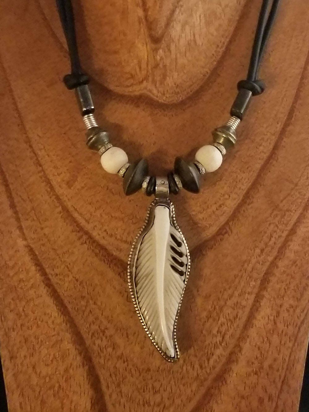 Geschnitzte Knochen Feder Anhänger Halskette Geschnitzte Knochen Feder Anhänger Halskette von ShaunaCohenDesigns