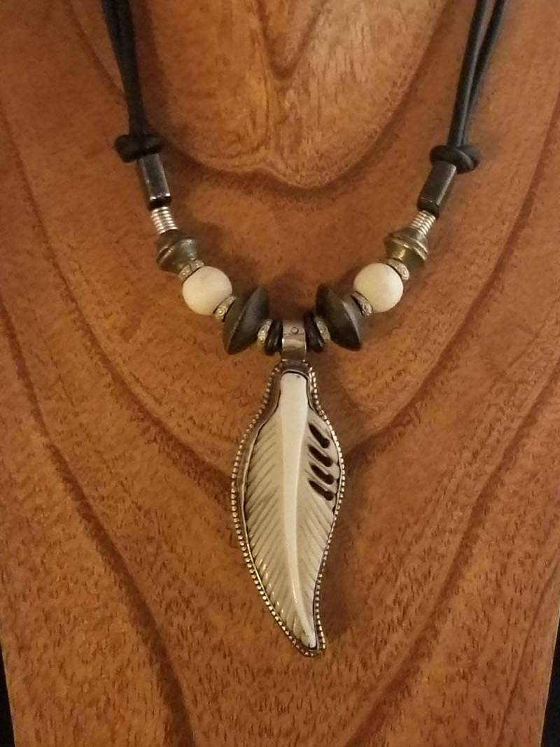 Geschnitzte Knochen Feder Anhänger Halskette Geschnitzte Knochen Feder Anhänger Halskette von ShaunaCohenDesigns