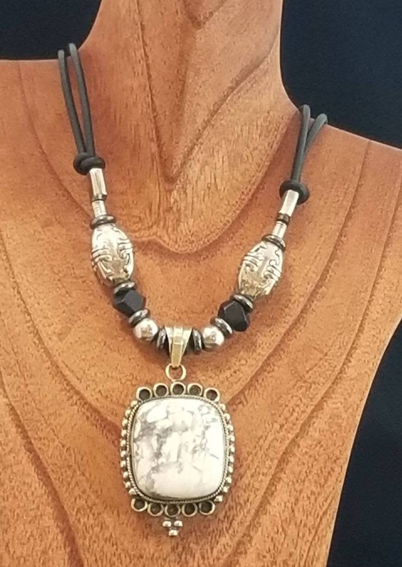 Howlite Silber Anhänger Leder Halskette von ShaunaCohenDesigns