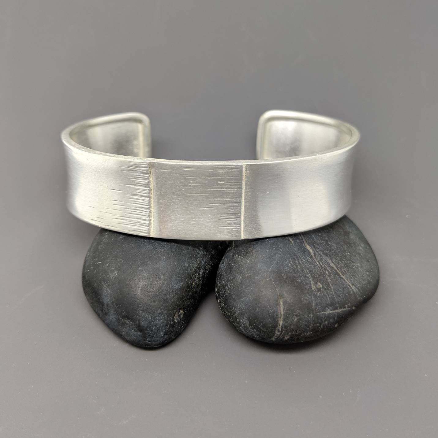 Manschettenarmband, Überlappendes Gemasertes .925Er Silber von ShavlikJewelry