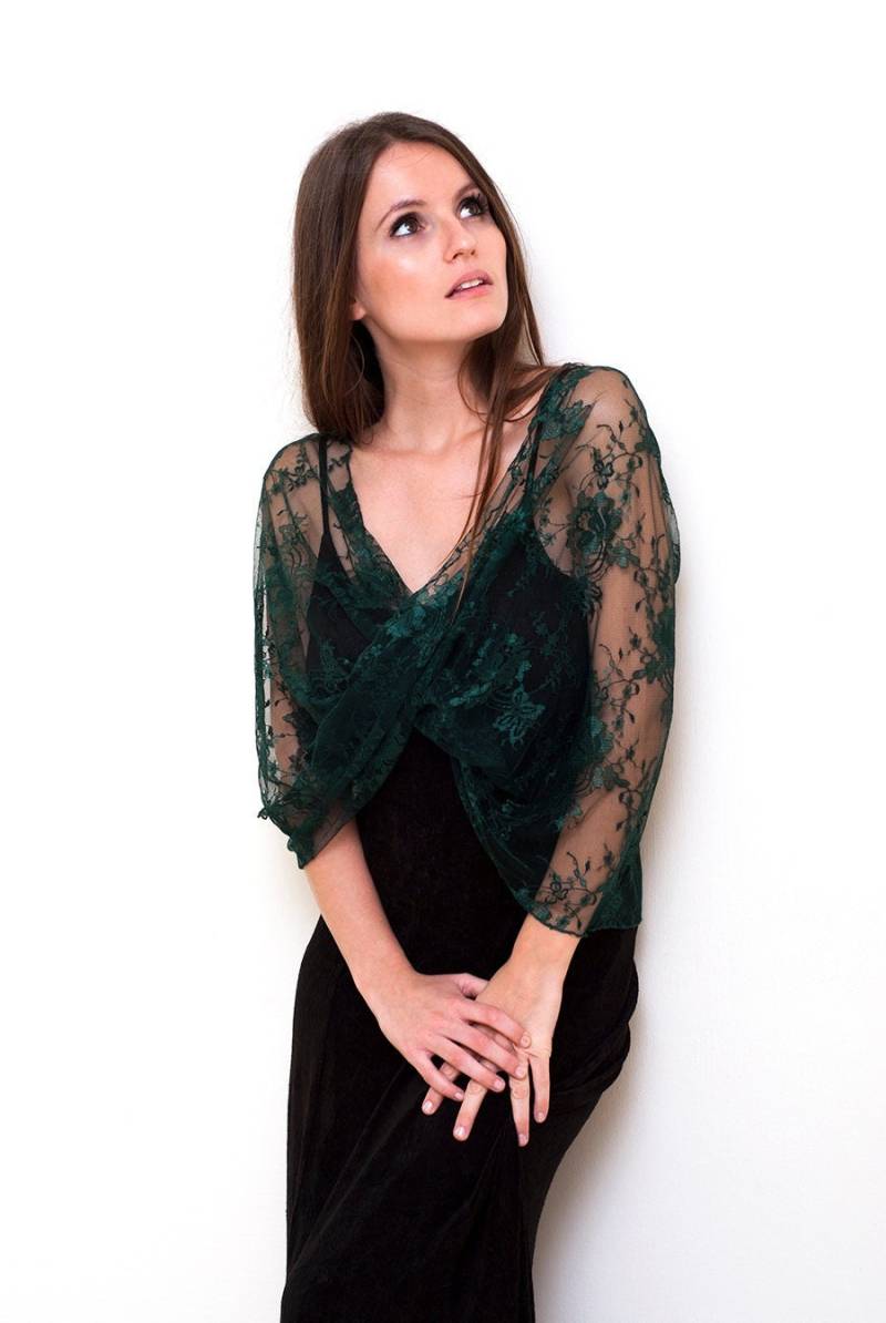 Frauen Spitze Loop Wrap Schal. 4 Tragevarianten - Schal, Shrug, Infinity-Schal Und Crisscross. Dunkelgrüne Spitze, Mutter Der Braut Kleid Shrug von ShawlNoaVider