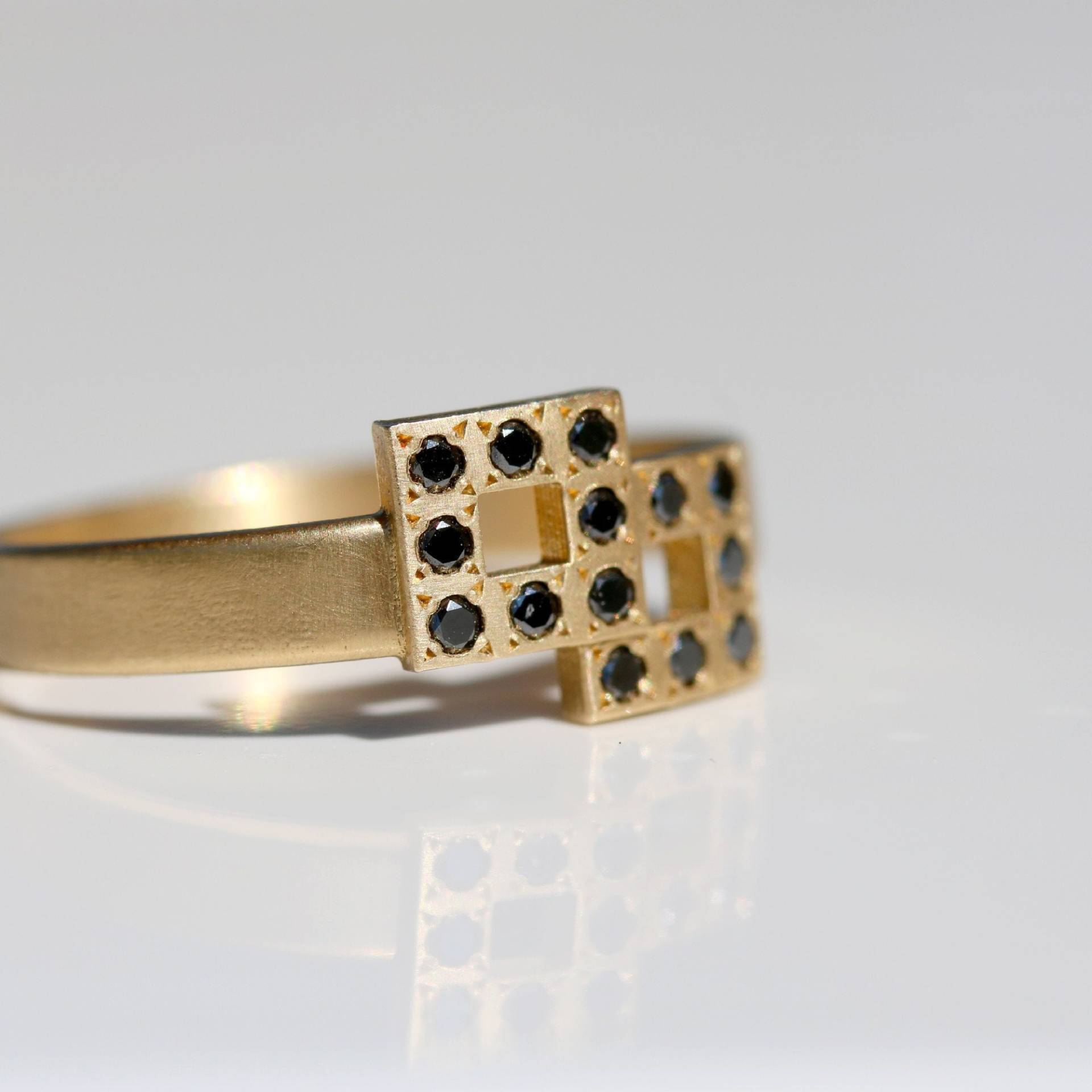 14K Solid Gold Ring Mit Schwarzen Diamanten, Matte Finish 14K Solid Gold Ring Mit Schwarzen Diamanten, Matte Finish von ShayJewelryByTal