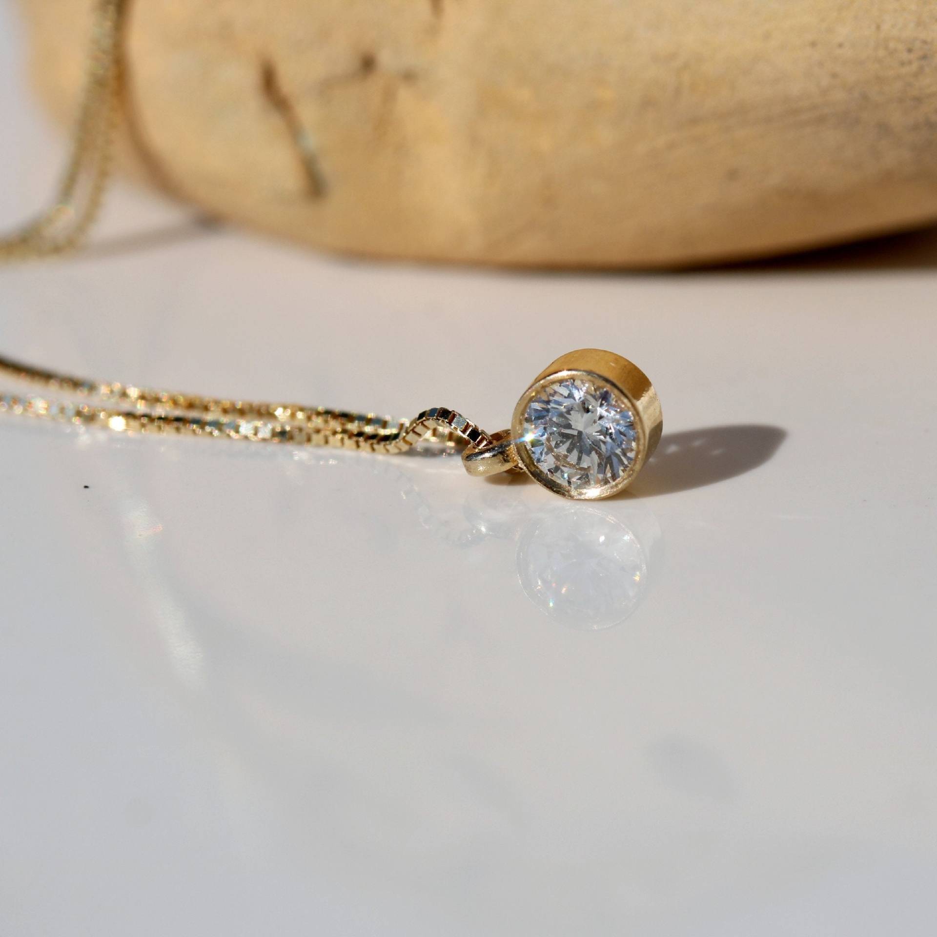 Diamant Solitär-Halskette in 14K Gold Solid, Floating Diamond Diamant Solitär-Halskette in 14K Gold Solid, Floating Diamond von ShayJewelryByTal