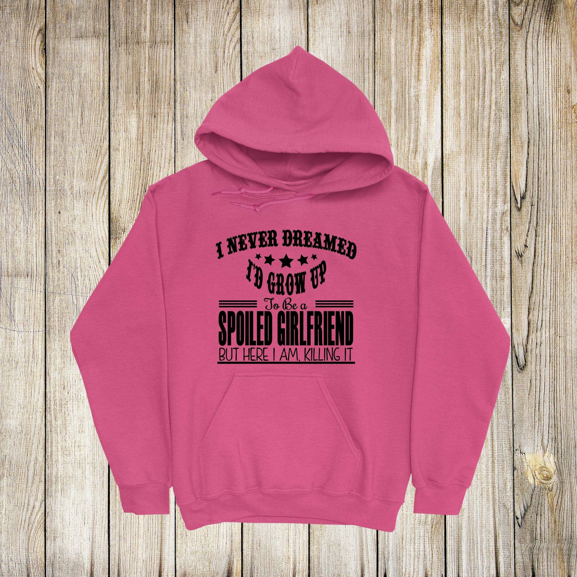 I Never Dreamed I'd Grow Up To Be A Spoiled Girlfriend But Here Am Killing It Adult Hoodie, Kapuzenpullover Für Erwachsene, Damen von ShaysStore