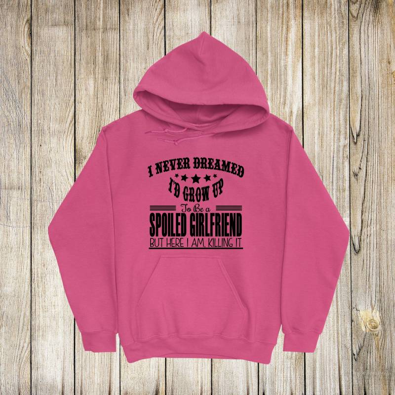 I Never Dreamed I'd Grow Up To Be A Spoiled Girlfriend But Here Am Killing It Adult Hoodie, Kapuzenpullover Für Erwachsene, Damen von ShaysStore