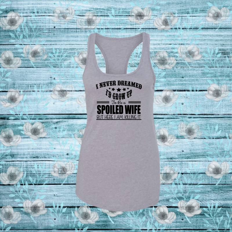 I Never Dreamed I'd Grow Up To Be A Spoiled Wife Damen Racerback Tank, Tank Top, Frauen Lustiges Shirt von ShaysStore