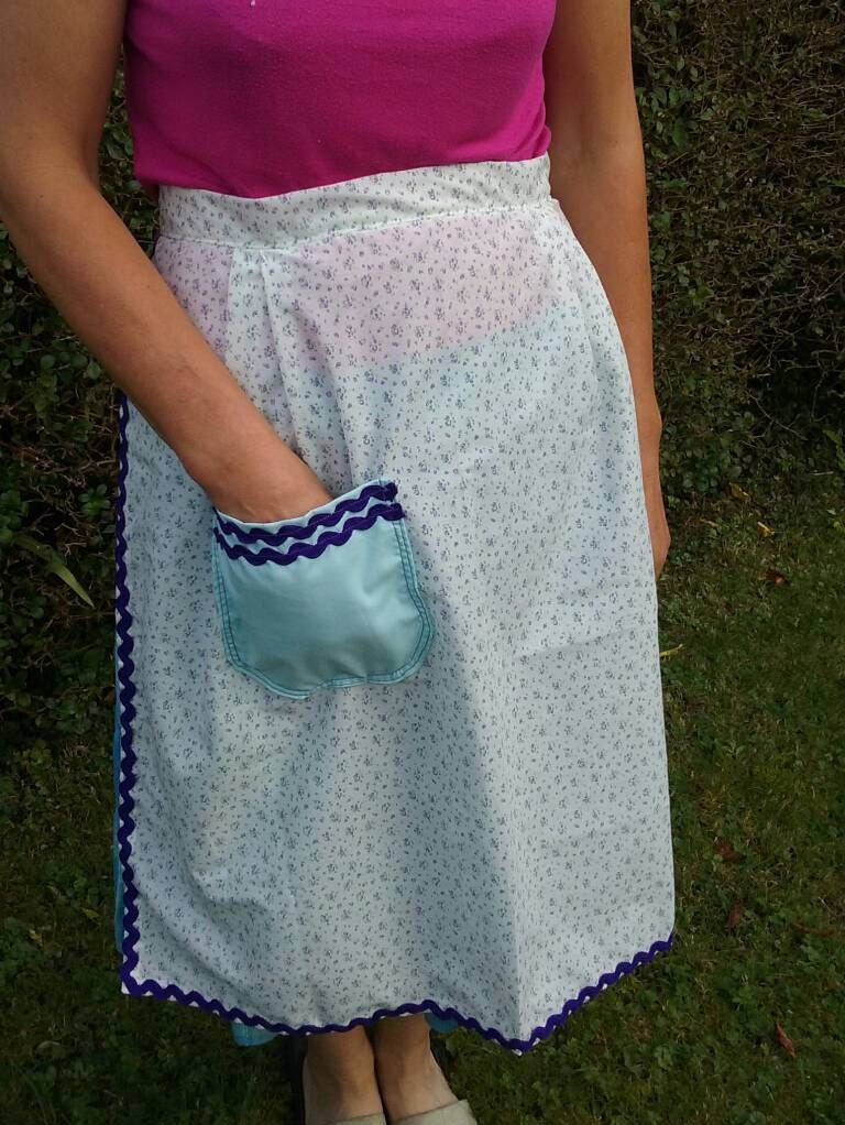 Damen Halb Schürze Mit Rickleiste Und Seitentasche von Shazzassewingbasket