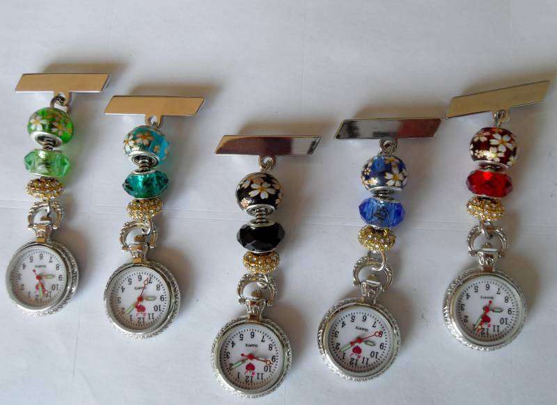 Hübsche Gefärbte Und Goldene Blumenperlen-Anhänger-Uhr Für Krankenschwestern, Pfleger, Kosmetikerinnen Tierärzte Hübsche Gefärbte Und Goldene Blumenperlen-Anhänger-Uhr Für Krankenschwestern, Pfleger, Kosmetikerinnen Tierärzte von ShazziesJewels