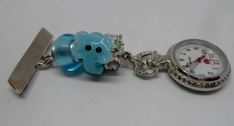 Schöne Blaue Elefant Perlen Taschenuhr Für Krankenschwestern, Pfleger, Kosmetikerinnen Und Tierärzte Schöne Blaue Elefant Perlen Taschenuhr Für Krankenschwestern, Pfleger, Kosmetikerinnen Und Tierärzte von ShazziesJewels