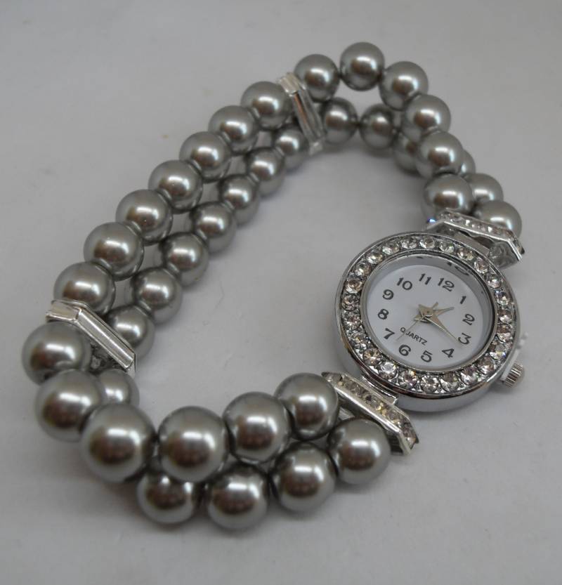 Silber/Graue Damen Armbanduhr Mit Glasperlen Perlen Für Hochzeiten Und Besondere Anlässe Silber/Graue Damen Armbanduhr Mit Glasperlen Perlen Für Hochzeiten Und Besondere Anlässe von ShazziesJewels