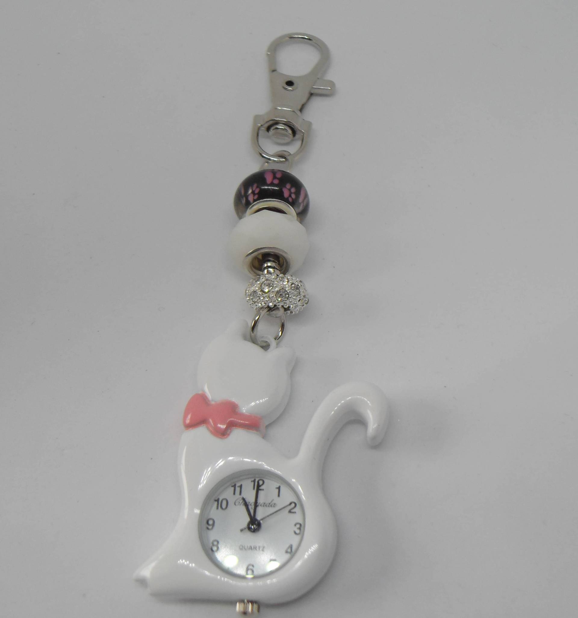 Weiße Katze Uhr Taschenanhänger/Schlüsselanhänger Mit Paw Print Perlen Weiße Katze Uhr Taschenanhänger/Schlüsselanhänger Mit Paw Print Perlen von ShazziesJewels