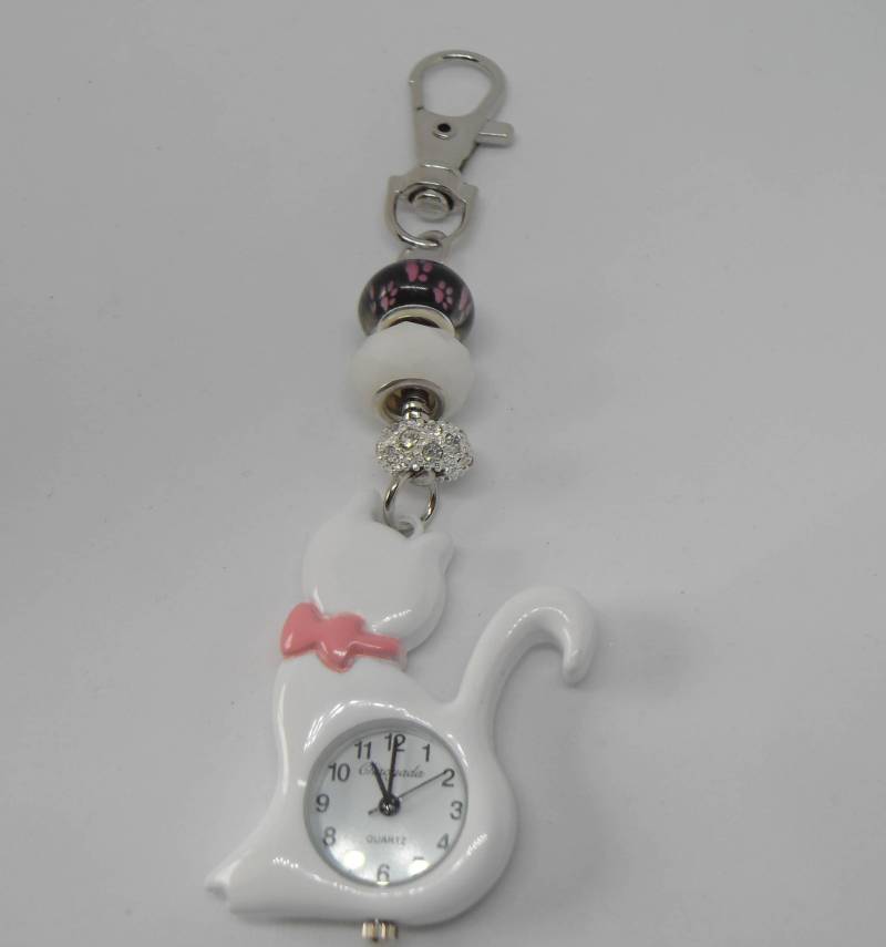 Weiße Katze Uhr Taschenanhänger/Schlüsselanhänger Mit Paw Print Perlen Weiße Katze Uhr Taschenanhänger/Schlüsselanhänger Mit Paw Print Perlen von ShazziesJewels