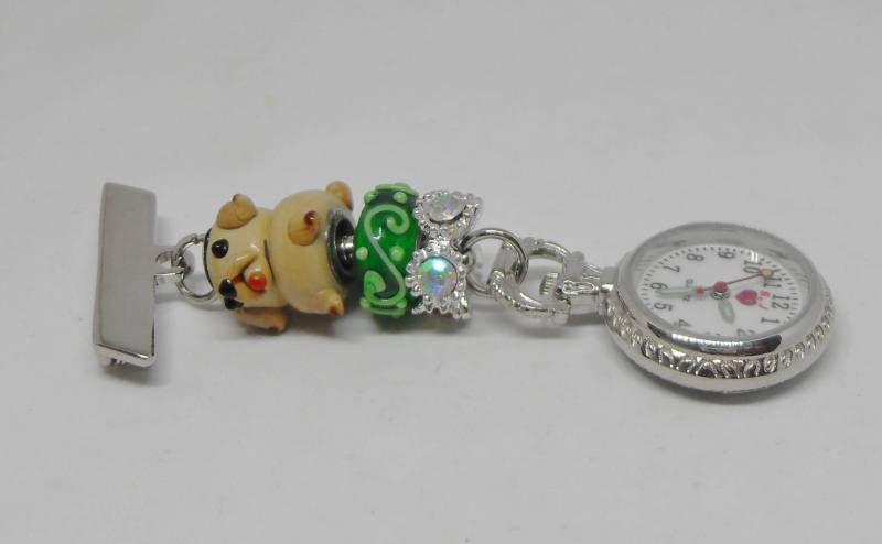 Wunderschöne " Mops Auf Die Grass'fob Uhr Für Krankenschwestern, Pfleger Kosmetikerinnen Und Tierärzte Wunderschöne " Mops Auf Die Grass'fob Uhr Für Krankenschwestern, Pfleger Kosmetikerinnen Und Tierärzte von ShazziesJewels