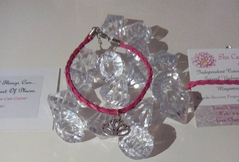 Sie Können Wachsen " Lotus-Charm-Armband von SheCanConsultancy