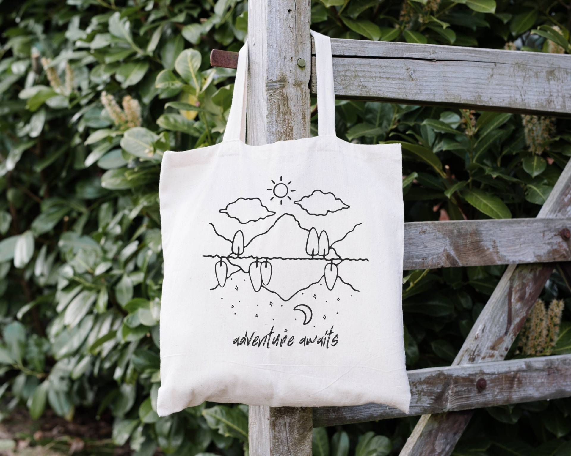 Tote Bag - Das Abenteuer Erwartet/Outdoors Wandern Natur Baumwolltasche von SheLovesNature