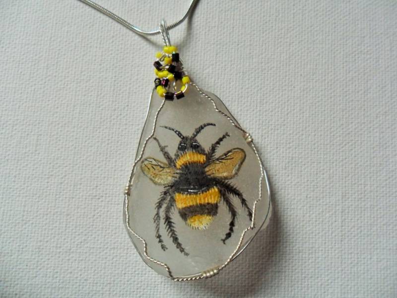 Buzzy Bumblebee Seeglas Halskette - Versilberte 18 "Kette Und Drahtwicklung von ShePaintsSeaglass