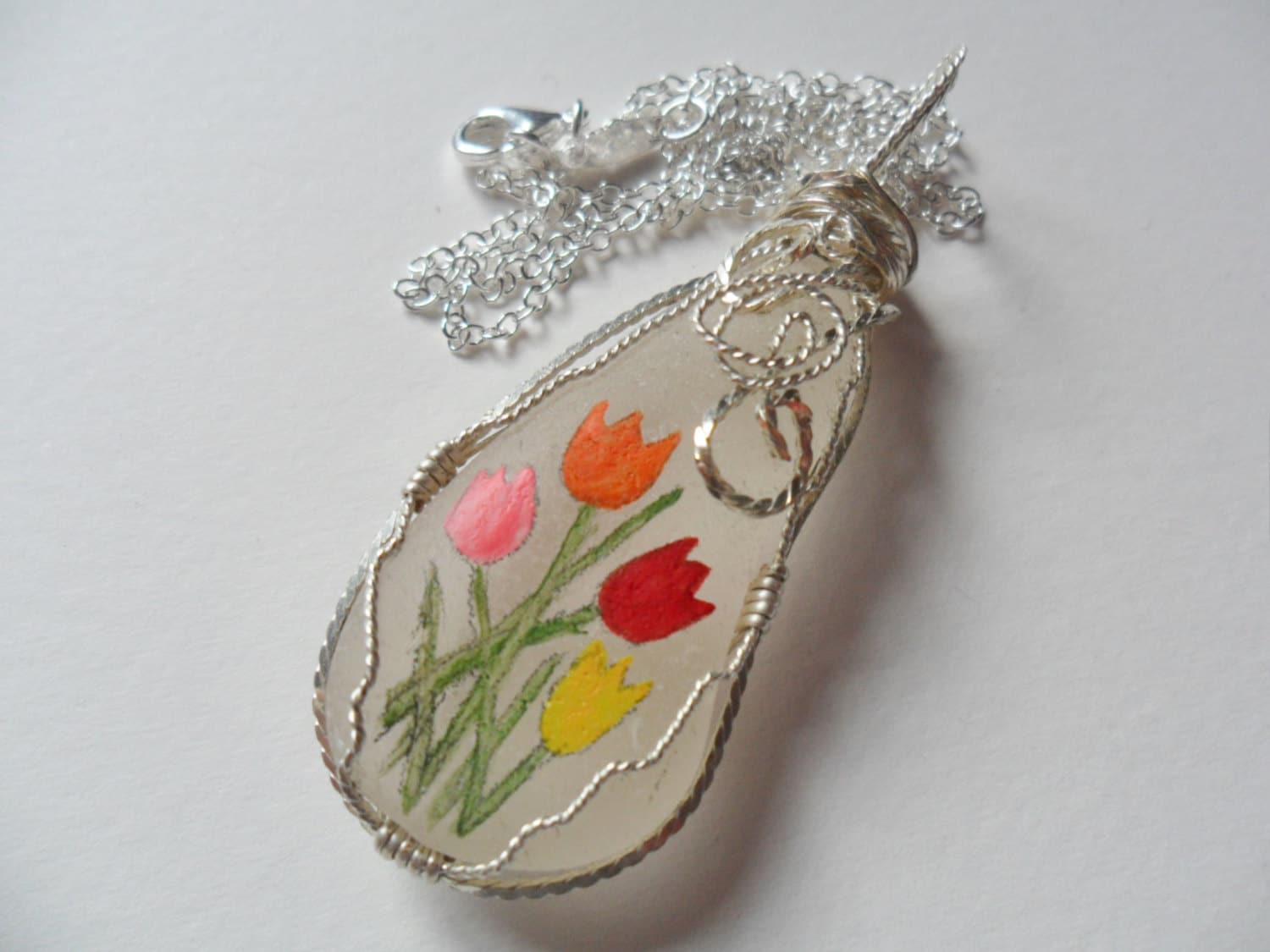 Chunky Tulpe Handbemalte Seeglas Halskette - Versilberte 18 "Kette Und Wire Wrapping von ShePaintsSeaglass